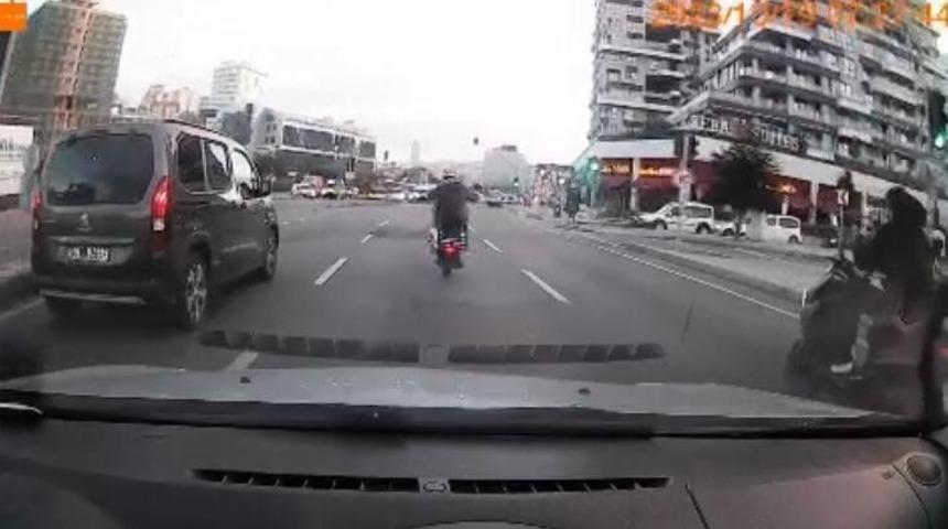 İstanbul’da ilginç görüntü: Motosikletinin plakasını sökerek yoluna tek tekerlek üzerinde devam etti