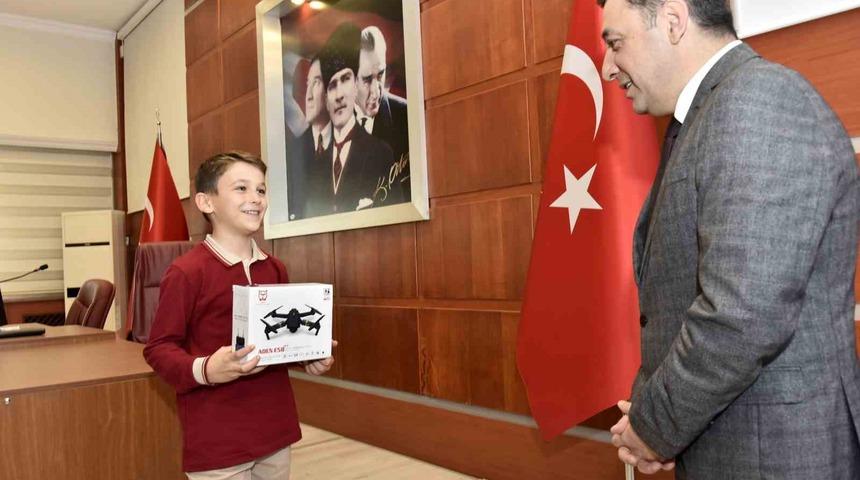 Öğrencilerin 100.yıl hediyesi dron oldu