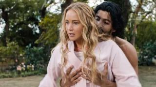 Jennifer Lawrence'ın No Hard Feelings (Büyü de Gel)  filmindeki çıplak dövüş sahnesi olay oldu! Sosyal medyanın gündemine yerleşti