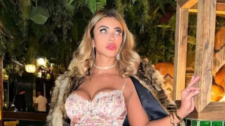 Sosyal medya fenomeni Cris Galera önyargıları durdurmak istediğini söyledi! Bir anda tren istasyonunun ortasında göğüslerini gösterdi