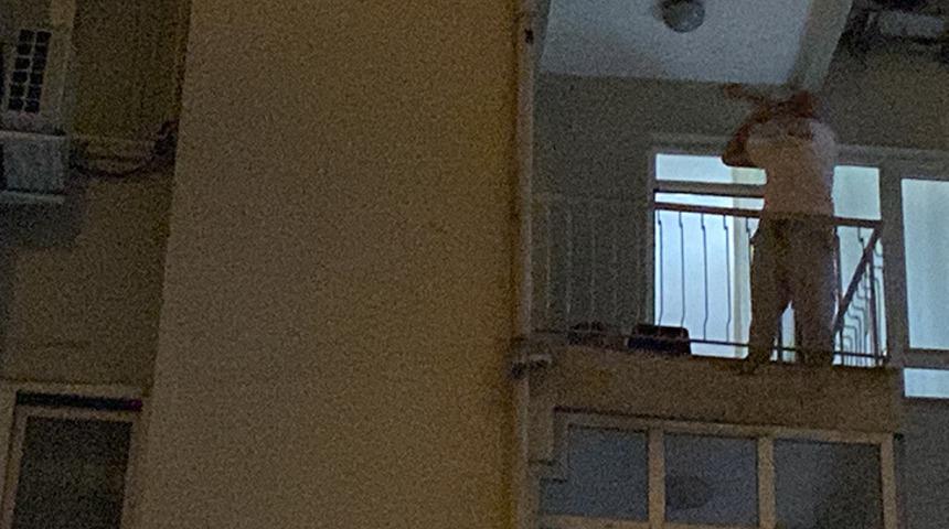 Antalya'da akılalmaz olay! Polis ekipleri gelince balkona çıkıp kafasına silah dayadı