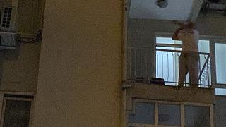 Antalya'da akılalmaz olay! Polis ekipleri gelince balkona çıkıp kafasına silah dayadı