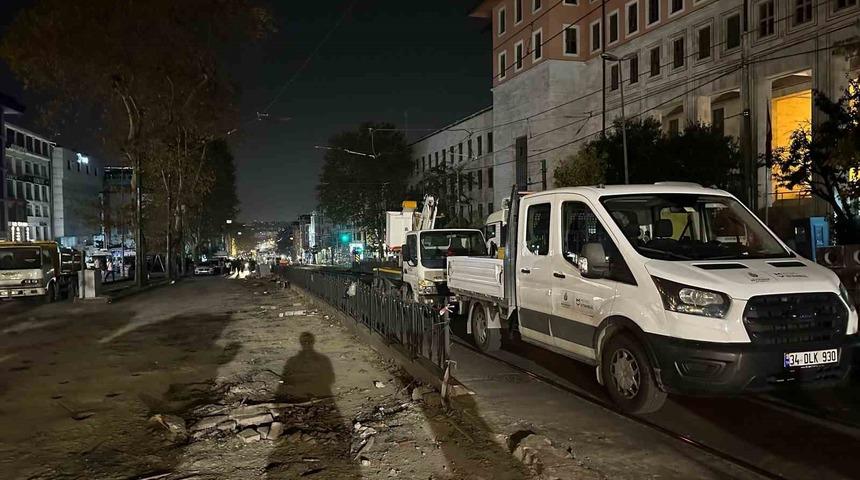Fatih’te iş makinesi tramvay hattının tellerini kopardı