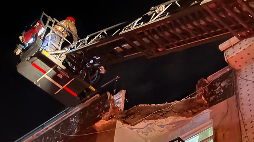 Yer: Zeytinburnu! 3 katlı binanın terası çöktü, bina boşaltıldı