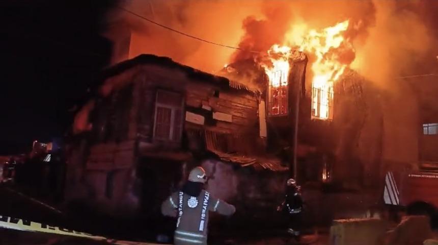 Fatih’te 2 katlı ahşap metruk bina alev alev yandı