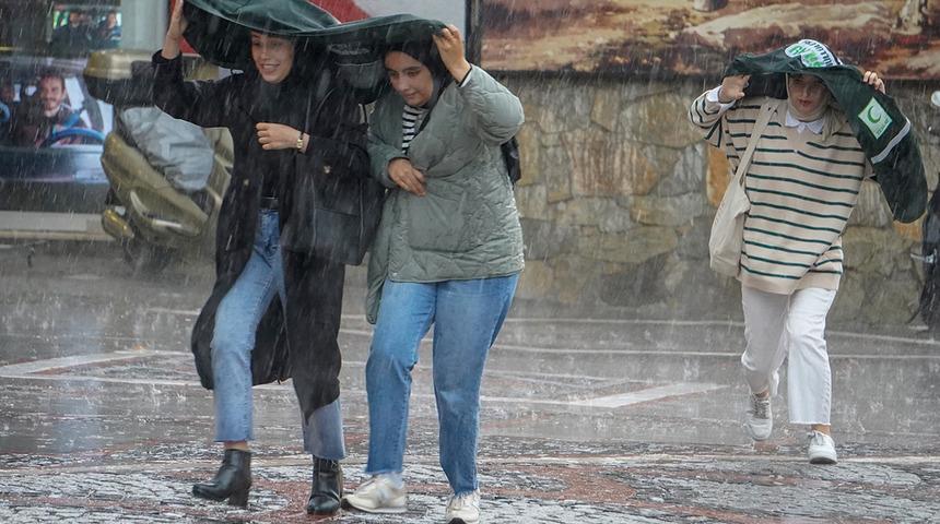 Serin ve yağışlı hava sonunda Türkiye’de! Hava durumu ile ilgili detaylar netleşti: 4 il için sarı kodlu uyarı geldi, bu tarihlere dikkat!