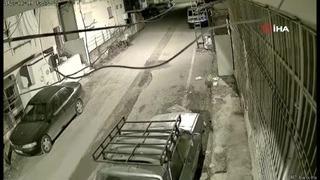 Hatay'da meydana gelen 4,8 büyüklüğündeki deprem güvenlik kamerasına böyle yansıdı