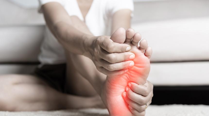 Topuk ağrısı neden olur, nasıl geçer? Topuk ağrısı kendiliğinden geçer mi?