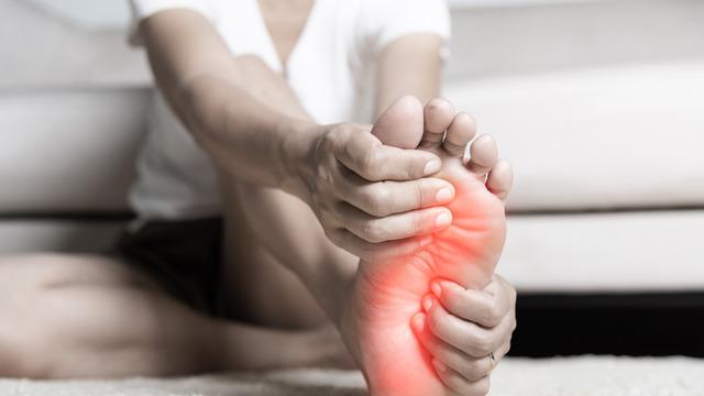 Topuk ağrısı neden olur, nasıl geçer? Topuk ağrısı kendiliğinden geçer mi?