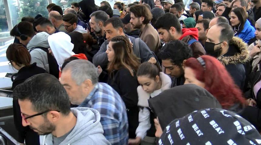 İstanbul'da metrobüs durağında turnike arızası! Tam 1,5 saat sürdü, vatandaşlar tepki gösterdi