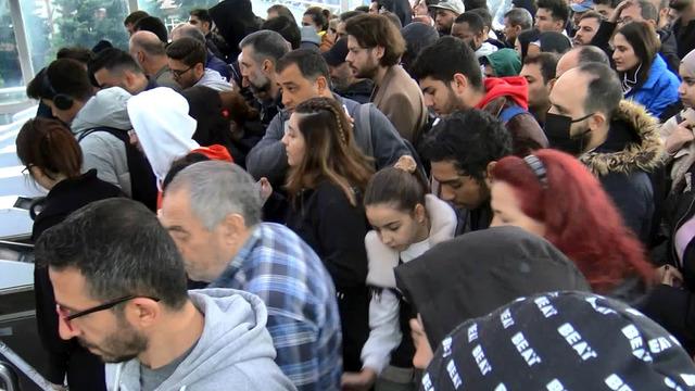 İstanbul'da metrobüs durağında turnike arızası! Tam 1,5 saat sürdü, vatandaşlar tepki gösterdi