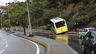 Ümraniye'de virajı alamayan özel halk otobüsü kaldırıma çıktı
