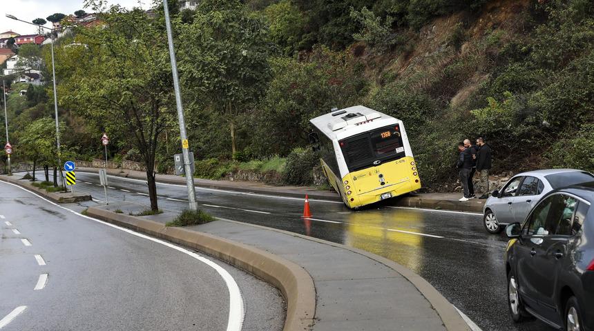 Ümraniye'de virajı alamayan özel halk otobüsü kaldırıma çıktı