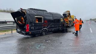 Kocaeli'de tur minibüsüyle otomobilin çarpıştığı kazada 5 kişi yaralandı