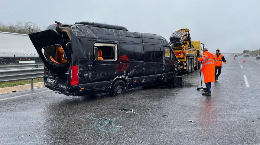 Kocaeli'de tur minibüsüyle otomobilin çarpıştığı kazada 5 kişi yaralandı