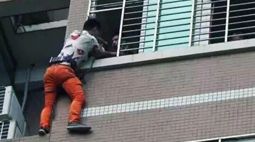 Sevgilisinin kocasının eve gelmesiyle ne yapacağını bilemedi! Pencerenin dibine saklandı... Tüm gece öylece bekledi