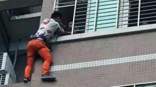 Sevgilisinin kocasının eve gelmesiyle ne yapacağını bilemedi! Pencerenin dibine saklandı... Tüm gece öylece bekledi