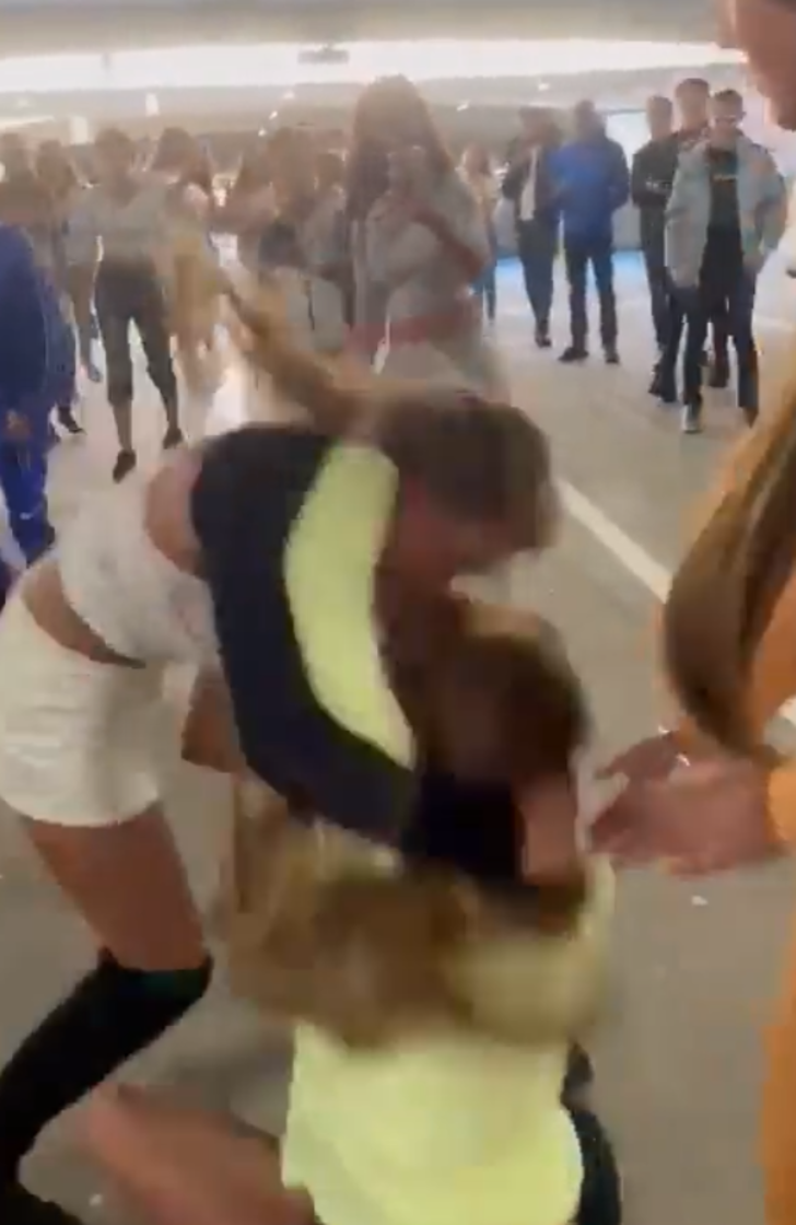 Otoparkta şaşkına çeviren kavga! Saç saça baş başa birbirlerine girdiler... Adeta düğüm oldular kimse ayırmayı başaramadı G1