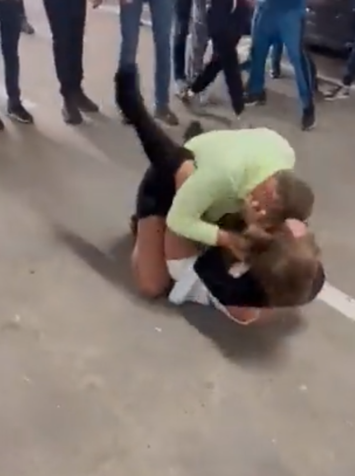 Otoparkta şaşkına çeviren kavga! Saç saça baş başa birbirlerine girdiler... Adeta düğüm oldular kimse ayırmayı başaramadı G2