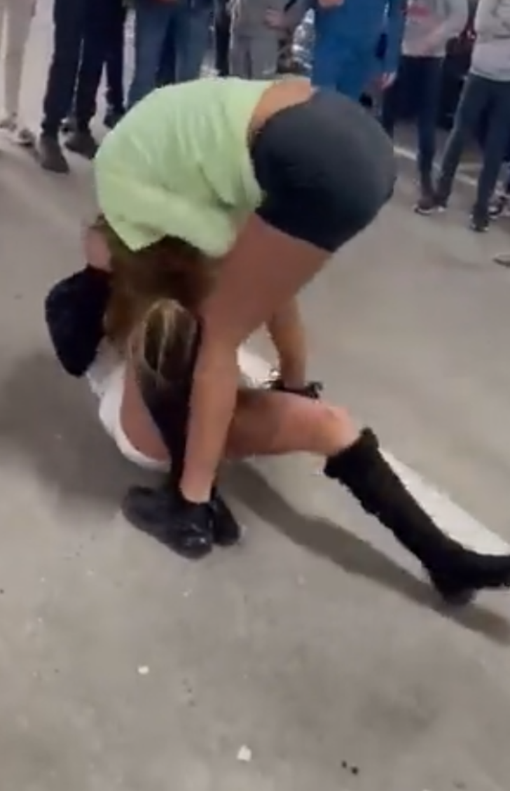 Otoparkta şaşkına çeviren kavga! Saç saça baş başa birbirlerine girdiler... Adeta düğüm oldular kimse ayırmayı başaramadı G3