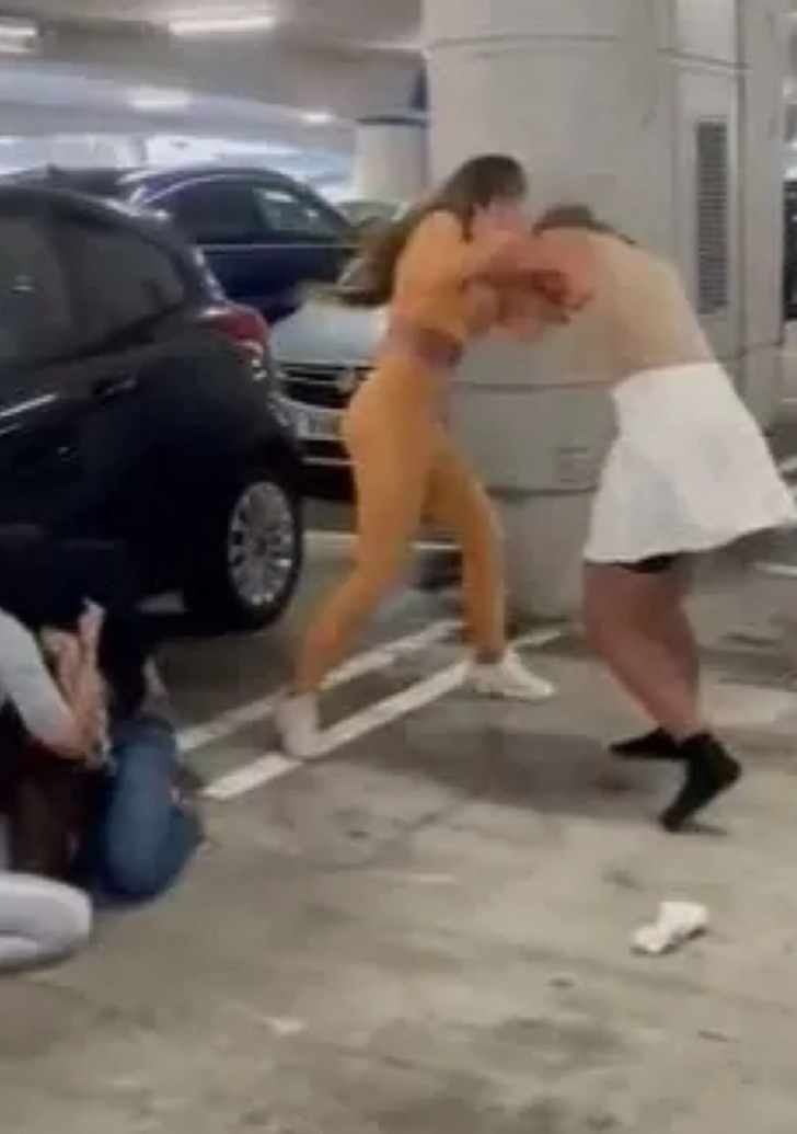 Otoparkta şaşkına çeviren kavga! Saç saça baş başa birbirlerine girdiler... Adeta düğüm oldular kimse ayırmayı başaramadı G4