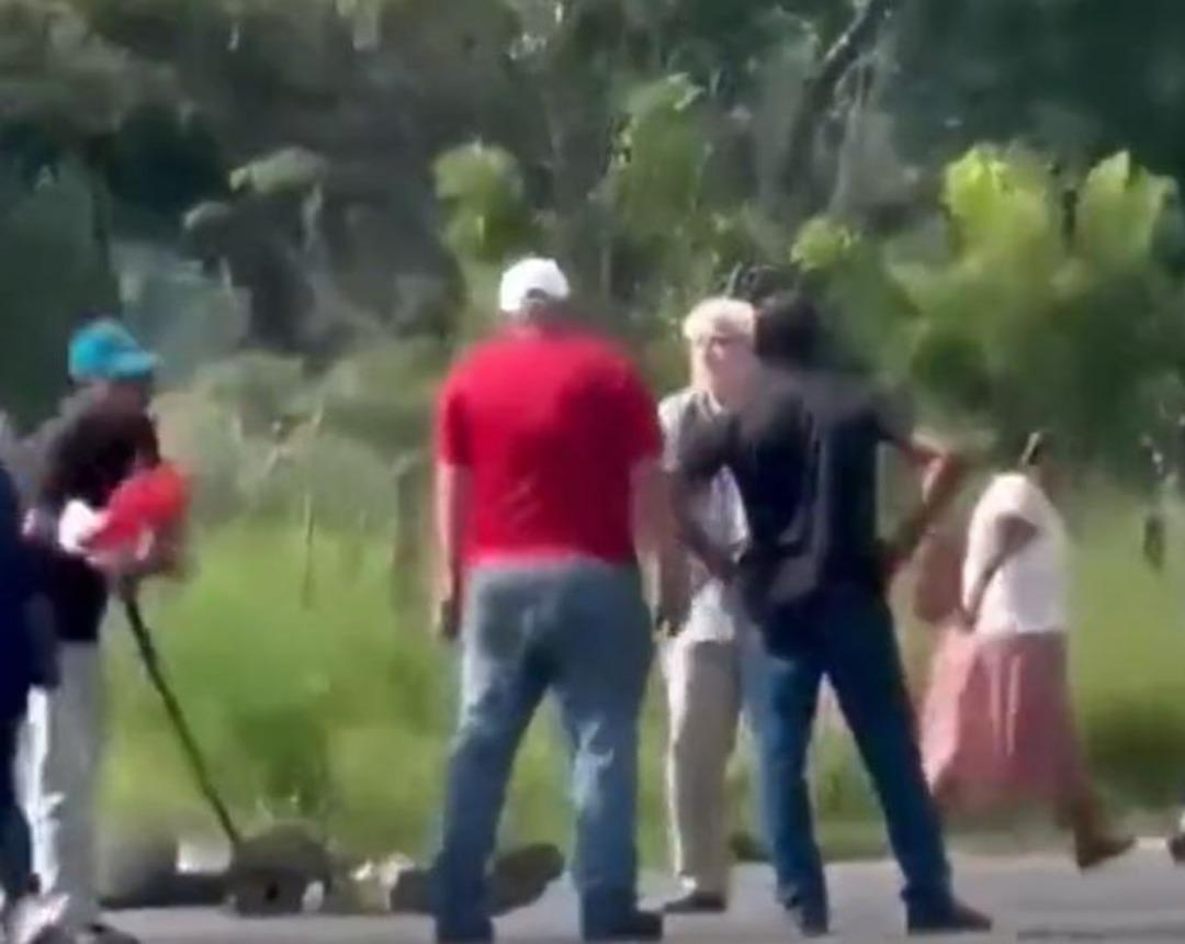 Silahını &ccedil;ıkarıp, yolu kapatan &ccedil;evreci iklim aktivistlerini vurdu! Panama'daki cinayet anı kamerada