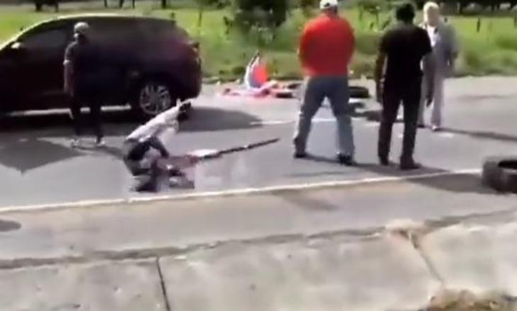 Silahını çıkarıp, yolu kapatan çevreci iklim aktivistlerini vurdu! Panama'daki cinayet anı kamerada G3