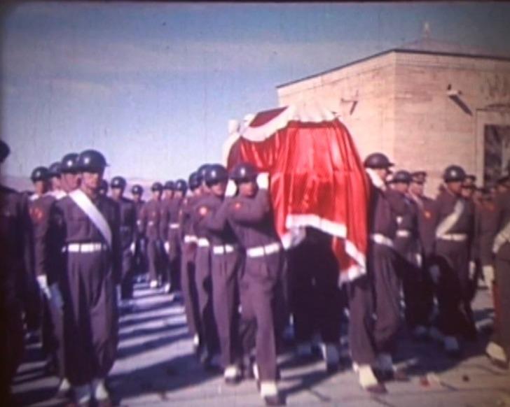 Renklendirilmiş görüntüleri ortaya çıktı! Atatürk'ün naaşının Anıtkabir'e nakledildiği o anlar... "Şimdi seni kurtardığın vatanın her köşesinden gönderilen mukaddes topraklara veriyoruz" G3