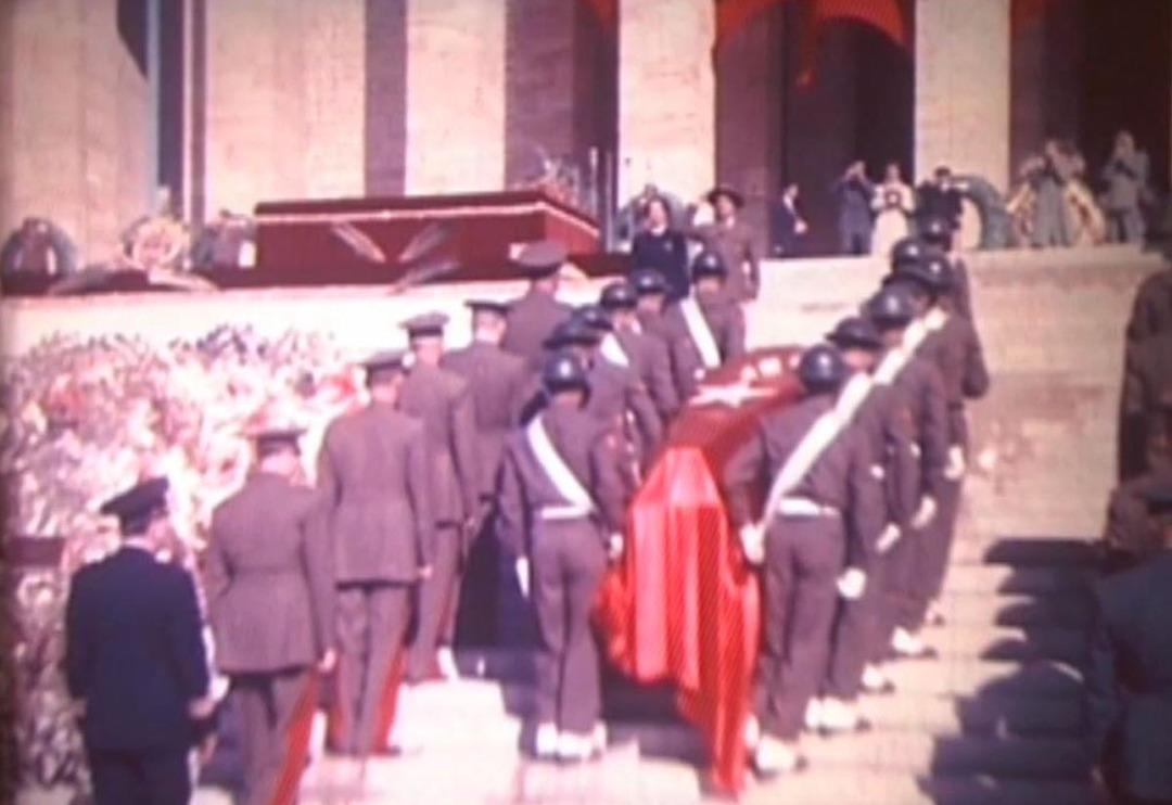 Renklendirilmiş g&ouml;r&uuml;nt&uuml;leri ortaya &ccedil;ıktı! Atat&uuml;rk'&uuml;n naaşının Anıtkabir'e nakledildiği o anlar... "Şimdi seni kurtardığın vatanın her k&ouml;şesinden g&ouml;nderilen mukaddes topraklara veriyoruz"