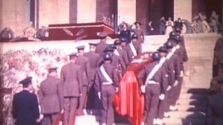 Renklendirilmiş görüntüleri ortaya çıktı! Atatürk'ün naaşının Anıtkabir'e nakledildiği o anlar... Şimdi seni kurtardığın vatanın her köşesinden gönderilen mukaddes topraklara veriyoruz