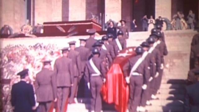 Renklendirilmiş görüntüleri ortaya çıktı! Atatürk'ün naaşının Anıtkabir'e nakledildiği o anlar... Şimdi seni kurtardığın vatanın her köşesinden gönderilen mukaddes topraklara veriyoruz