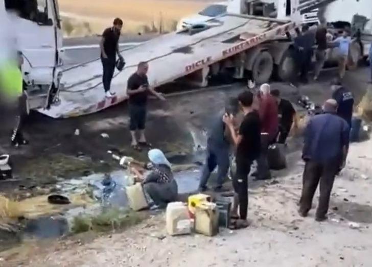 Dökülen akaryakıtı poşetlere, bidonlara doldurdular! Yer: Şırnak... Sosyal medya TIR kazası sonrası şaşkına çeviren görüntüleri konuşuyor G4