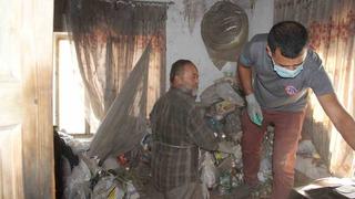 O aslında bir milyoner! Evinden 20 kamyon çöp çıktı, ekiplere böyle yalvardı