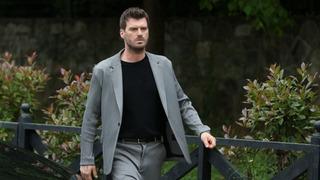 Aile'nin Aslan Soykan'ı Kıvanç Tatlıtuğ karavanda siyah atletiyle poz verdi! Beğeni butonu çöktü   