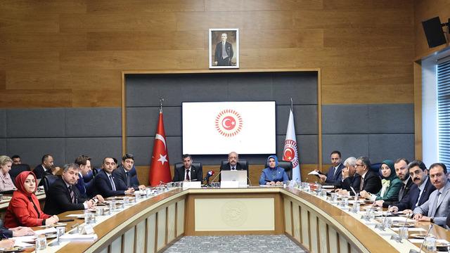 'Yaş sınırları...' Evlenecek çiftlere 2 yıl ödemesiz kredide yeni gelişme! Aile ve Gençlik Fonu teklifi komisyondan geçti