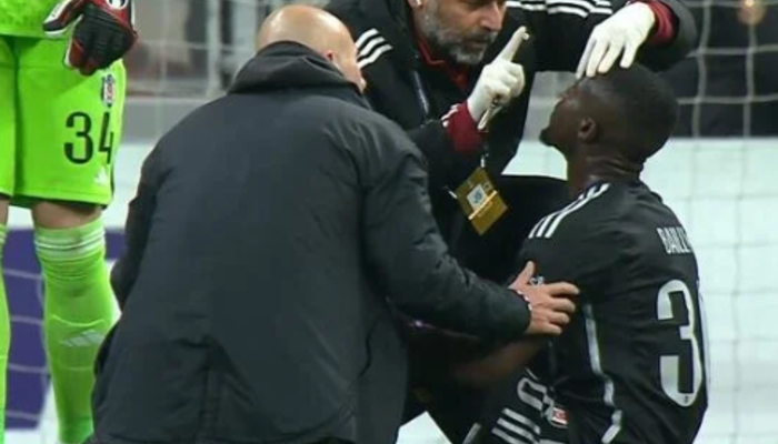 Beşiktaş’ta Aboubakar’ın ardından bir sakatlık şoku daha! Eric Bailly kafasına gelen top sonrası oyuna devam edemediBeşiktaş