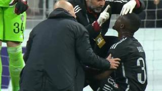 SON DAKİKA: Beşiktaş'ta Aboubakar'ın ardından bir sakatlık şoku daha! Eric Bailly kafasına gelen top sonrası oyuna devam edemedi