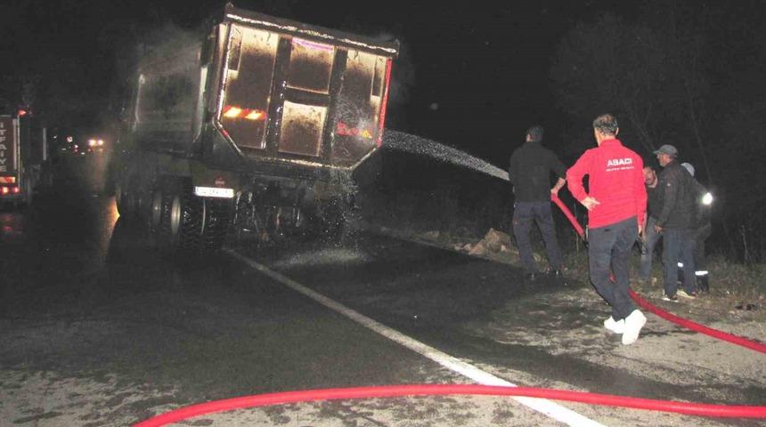 Hisarcık’ta seyir halindeki kamyonun tekerleği patlayıp alev aldı
