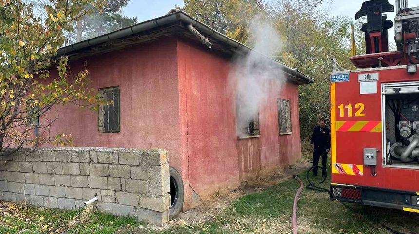Erzincan&rsquo;da ev yangını