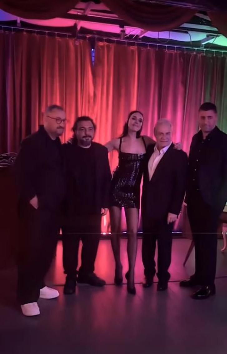 Cansu Dere, Şahsiyet dizisinin galasında iddialı tarzıyla dikkat çekti! Mimikleri gözden kaçmadı G5