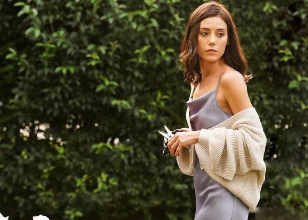 Cansu Dere, Şahsiyet dizisinin galasında iddialı tarzıyla dikkat &ccedil;ekti! Mimikleri g&ouml;zden ka&ccedil;madı