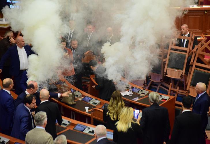 Arnavutluk Meclisinde şaşkına çeviren olay! Muhalif vekiller sis bombaları attı…