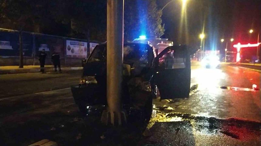 Minibüs yön levhasına çarptı, sürücü yaralandı