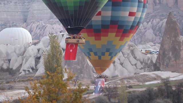 Kapadokya'da balonlar Türk bayrağı ve Atatürk posteriyle uçtu