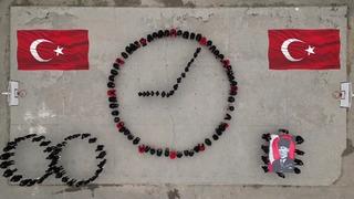 Öğrencilerin büyük ilgi gören 10 Kasım koreografisi