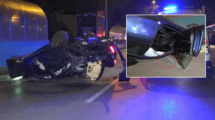 Mermiler yola saçıldı... Korkunç kaza! Otomobilden fırlayan kadın hayatını kaybetti... Yaralılardan biri sağlık ekiplerine saldırıp kaçtı