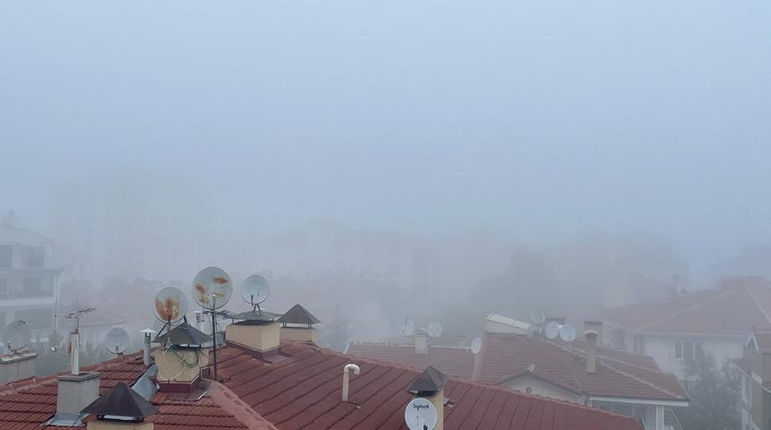 Eskişehir'de sis görüş mesafesini düşürdü