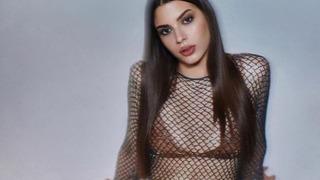 Defne Samyeli'nin kızı Derin Talu sütyensiz tarzıyla dikkat çekti