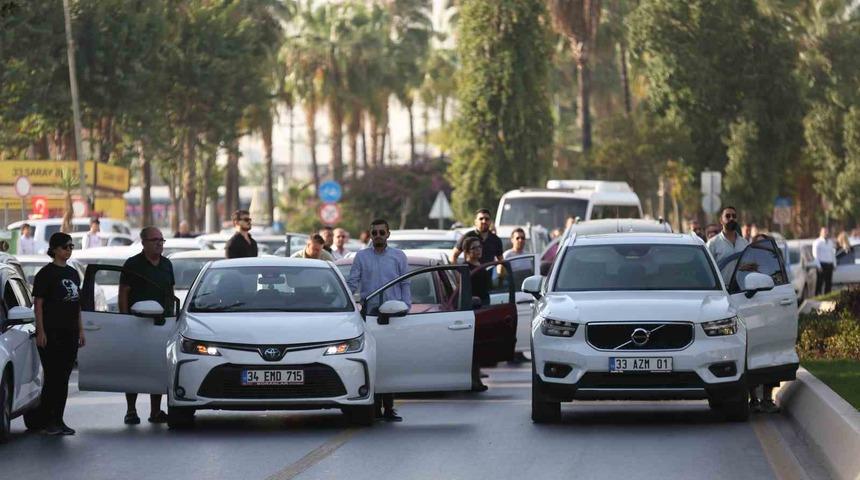 Mersin’de hayat Türkiye Cumhuriyeti’nin kurucusu Gazi Mustafa Kemal Atatürk için 2 dakika durdu