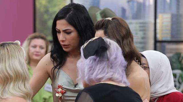 Gelinim Mutfakta'da ortalık karıştı! Favori gelin adayı 10 bileziği duyunca baygınlık geçirdi